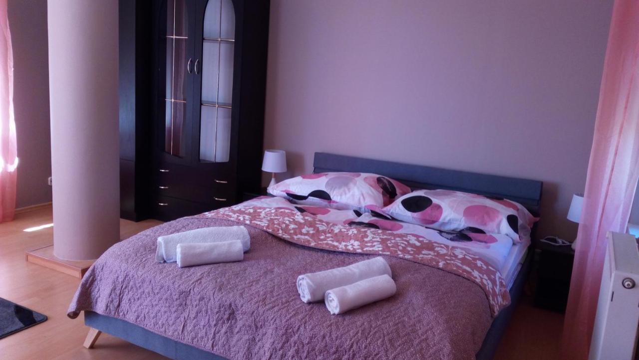 Peppy Apartment & Pool Balatonfured Exterior photo